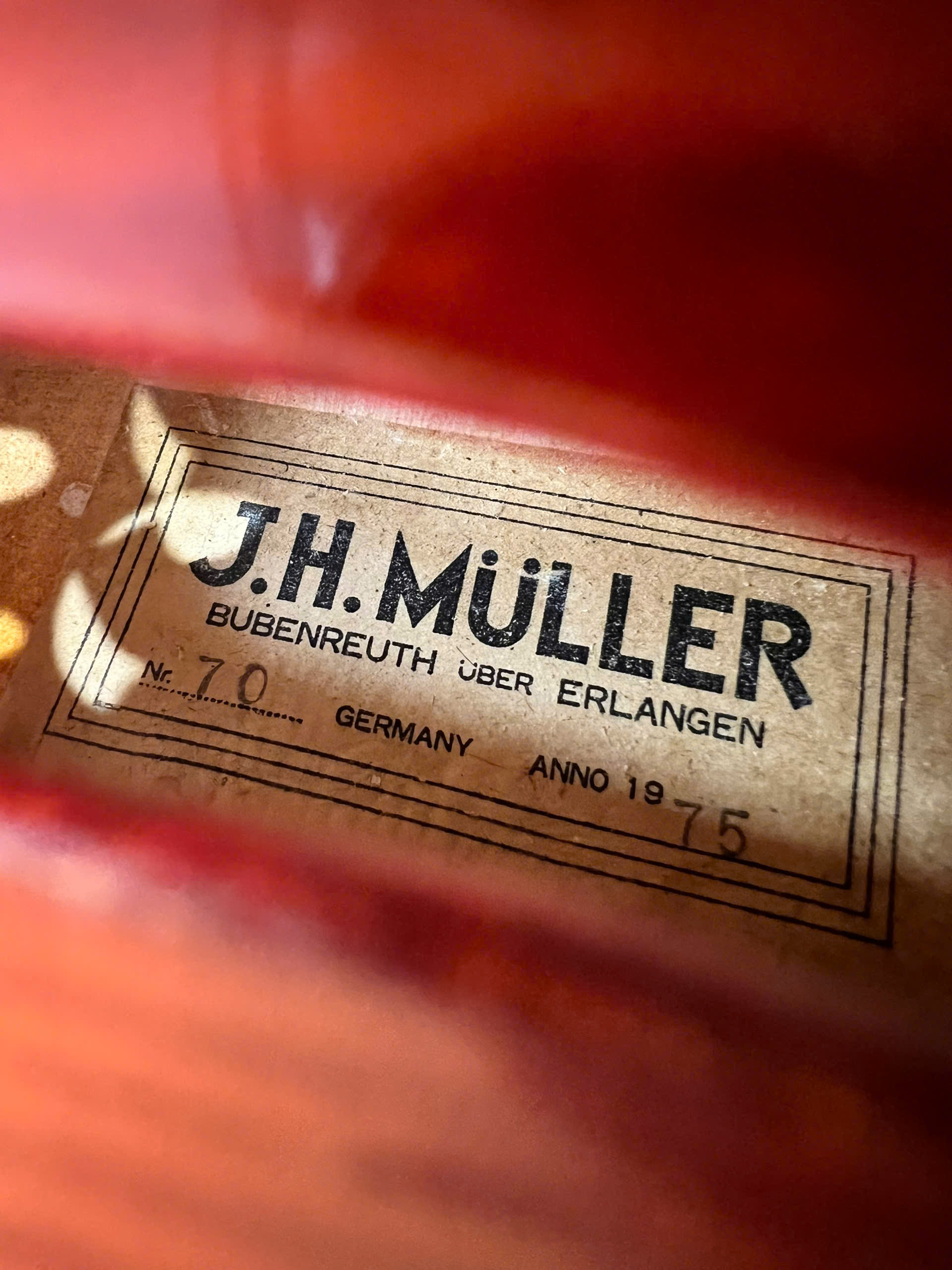 Nhãn trong violin ghi J.H. Müller, Nr.70, Bubenreuth và Anno 1975