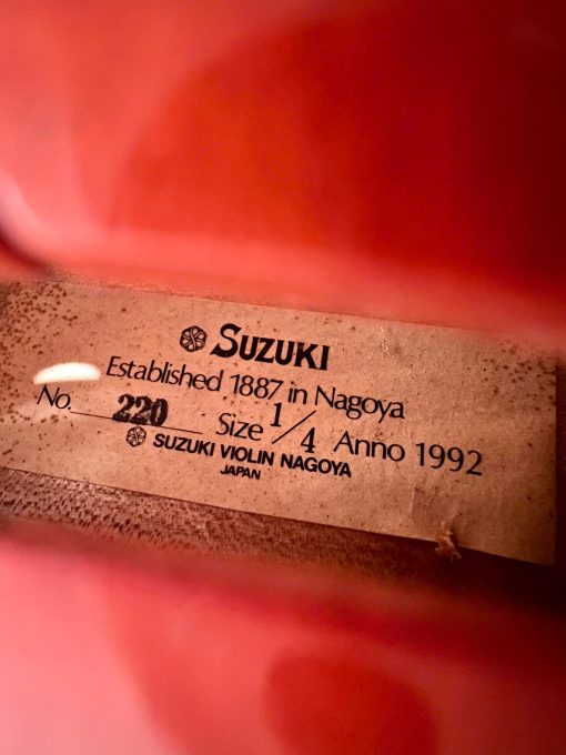 Nhãn trong violin Suzuki ghi No.220, size 1/4 và Anno 1992