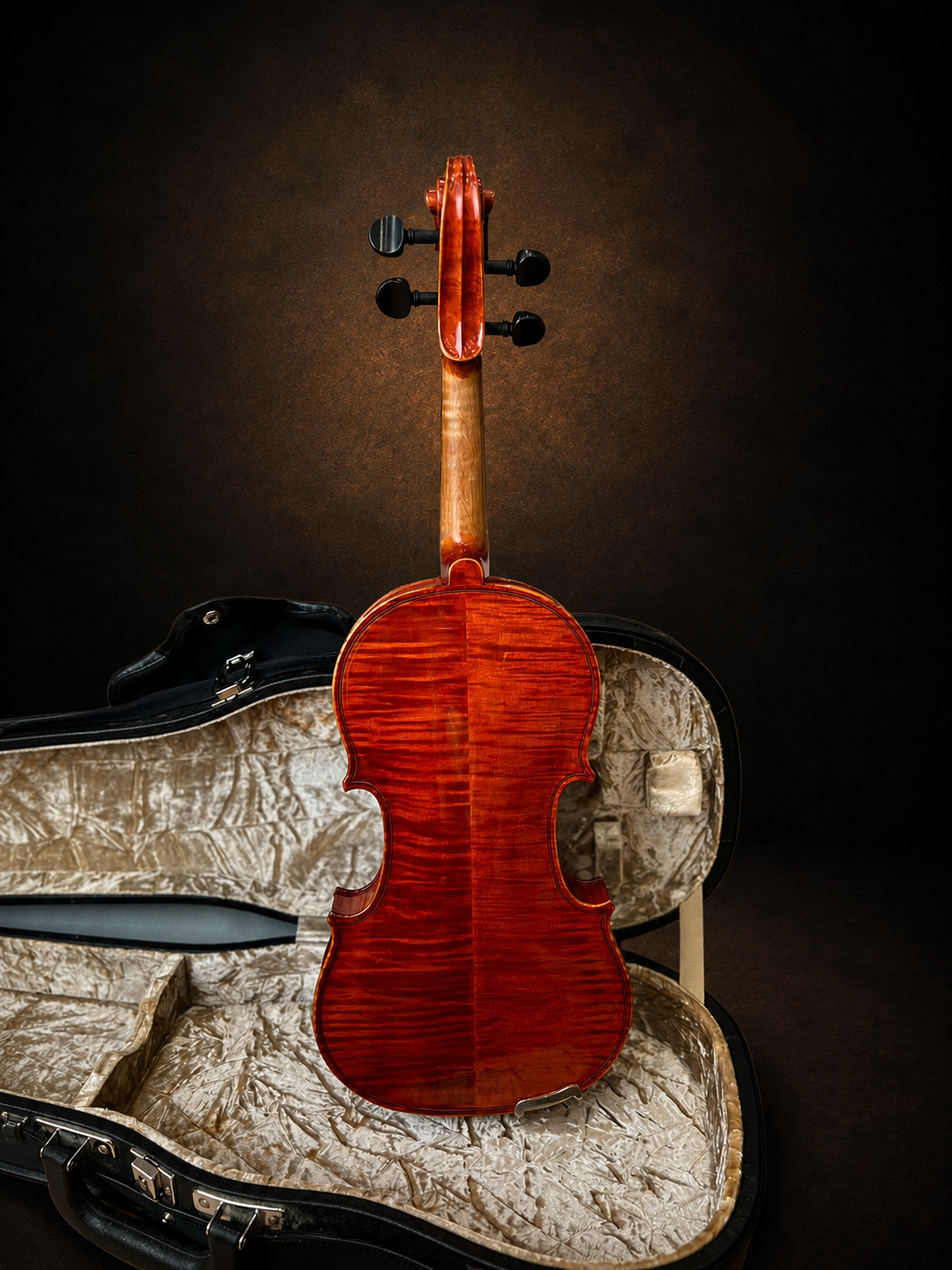 Toàn bộ mặt lưng violin Suzuki No.330 size 3/4 đặt đứng