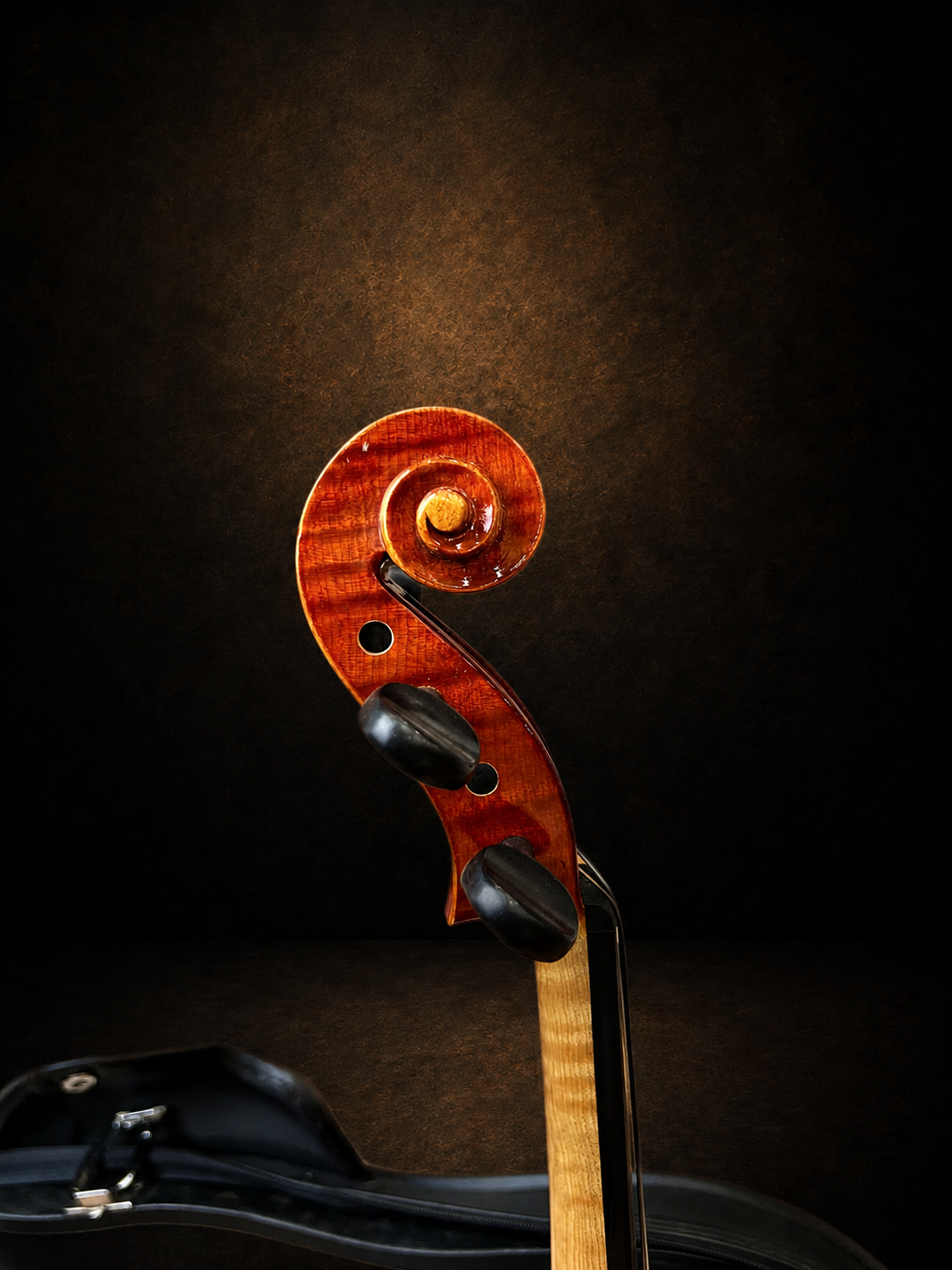 Đầu cuộn và chốt lên dây violin Suzuki No.330 size 3/4 nhìn nghiêng