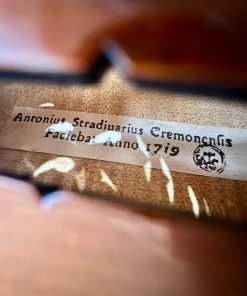 Nhãn bên trong violin ghi Antonius Stradivarius Cremonensis và Anno 1719