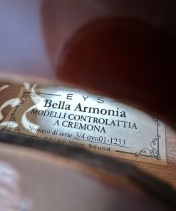 Nhãn trong violin Bella Armonia ghi size 3/4 và số seri ovn01-1233