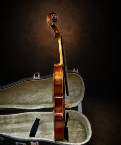 Góc nghiêng hông violin Bella Armonia size 3/4, mặt đàn hướng sang phải