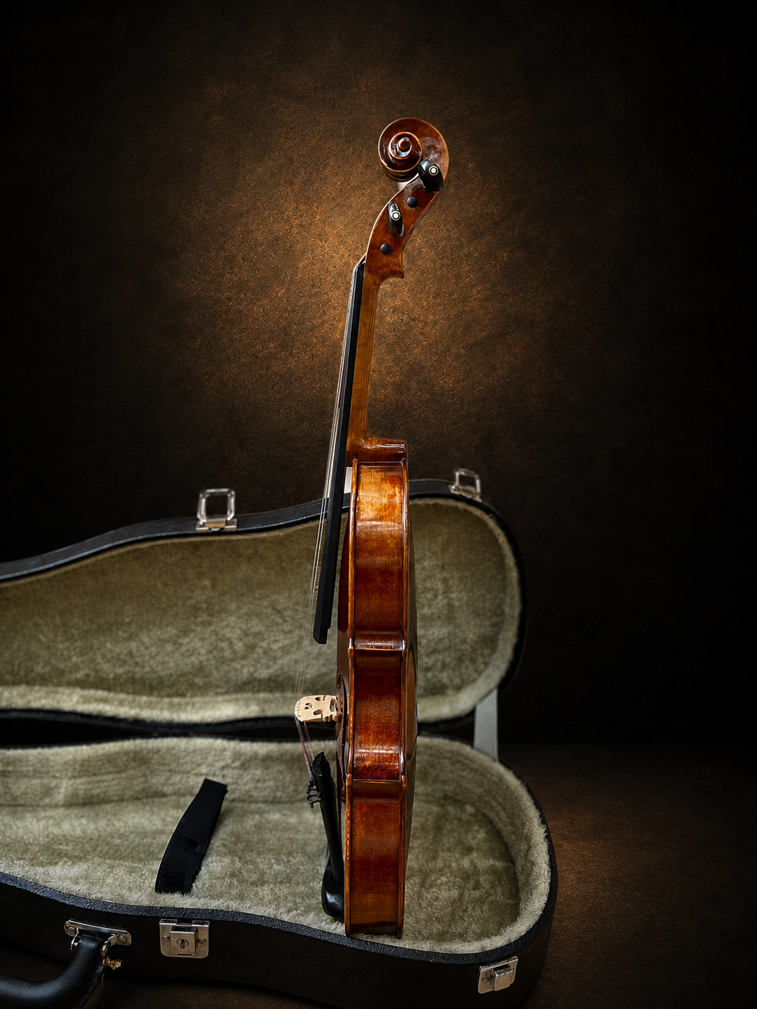 Góc nghiêng hông violin Bella Armonia size 3/4, mặt đàn hướng sang trái