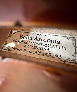 Nhãn bên trong violin Bella Armonia ghi size 4/4 và số seri ovn01-606
