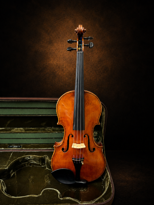 Toàn bộ mặt trước violin mang nhãn J.B. Herclík size 4/4 đặt đứng trước hộp đàn.