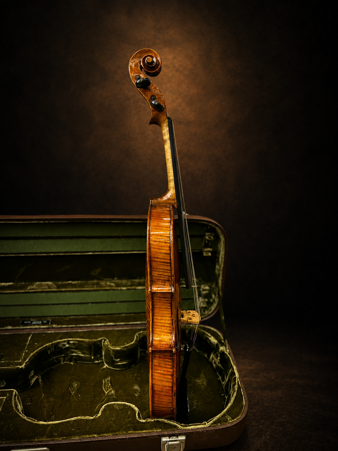Góc nghiêng hông violin mang nhãn J.B. Herclík, mặt đàn hướng sang phải
