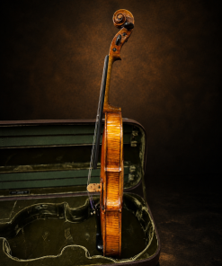 Góc nghiêng hông violin mang nhãn J.B. Herclík, mặt đàn hướng sang trái