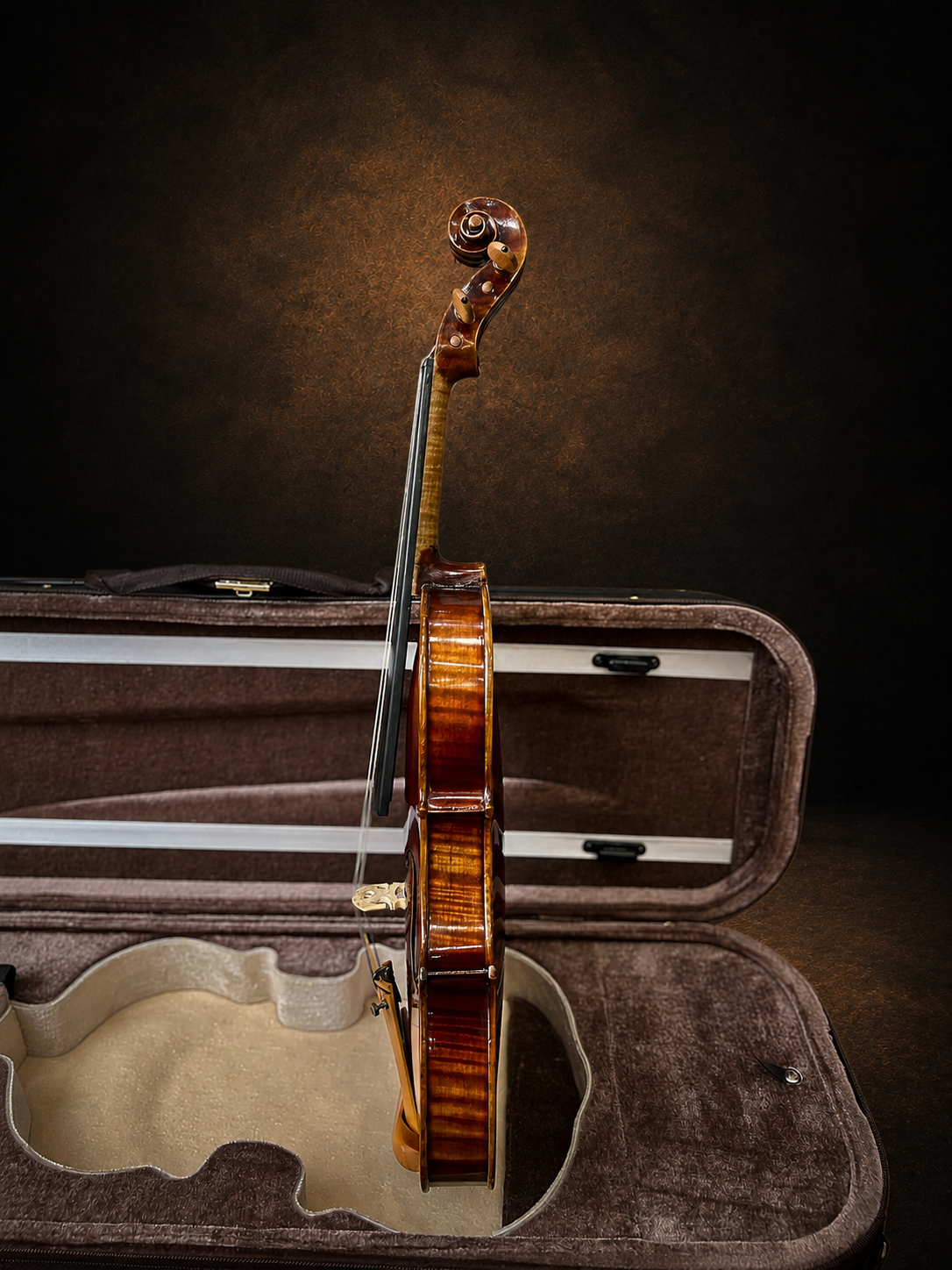 Góc nghiêng hông violin mang nhãn Carlo Bisiach di Leandro 1949, mặt đàn hướng sang trái