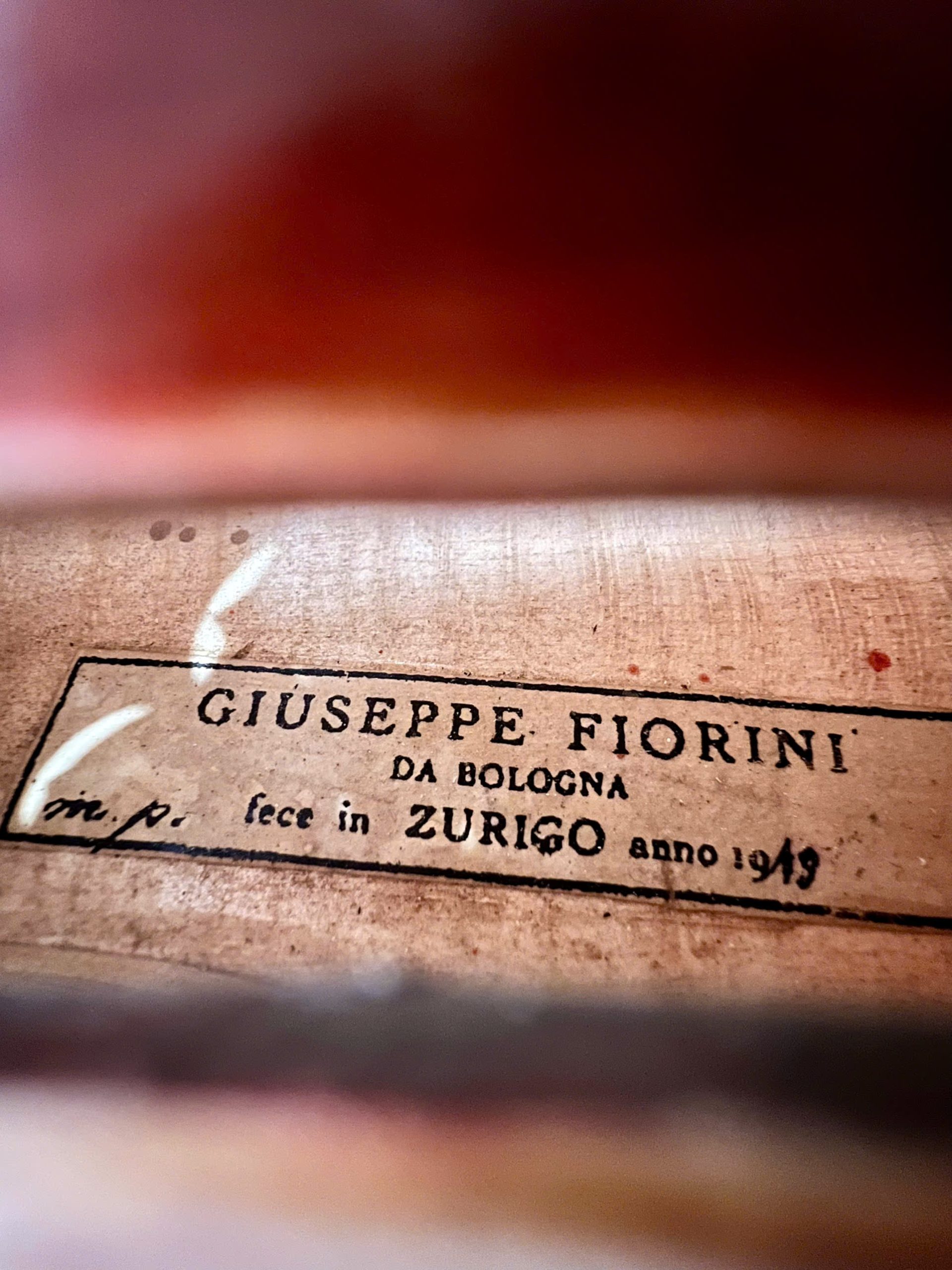 Nhãn trong violin ghi Giuseppe Fiorini, Zurigo và anno 1919