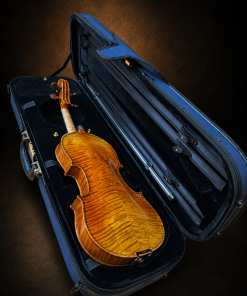 Mặt lưng violin mang nhãn Rocca Enrico 1902 nằm trong hộp mở