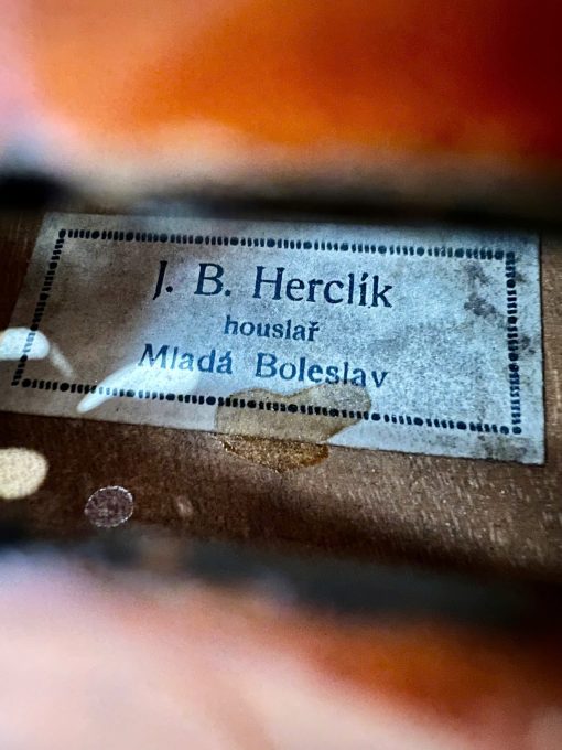 Nhãn bên trong violin ghi J. B. Herclík, houslař và Mladá Boleslav.