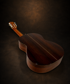 Guitar Matsuoka No.30 – mặt lưng chụp nghiêng trên nền nâu