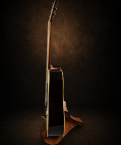 Guitar Morris W-35 – góc nghiêng thân đàn trên giá