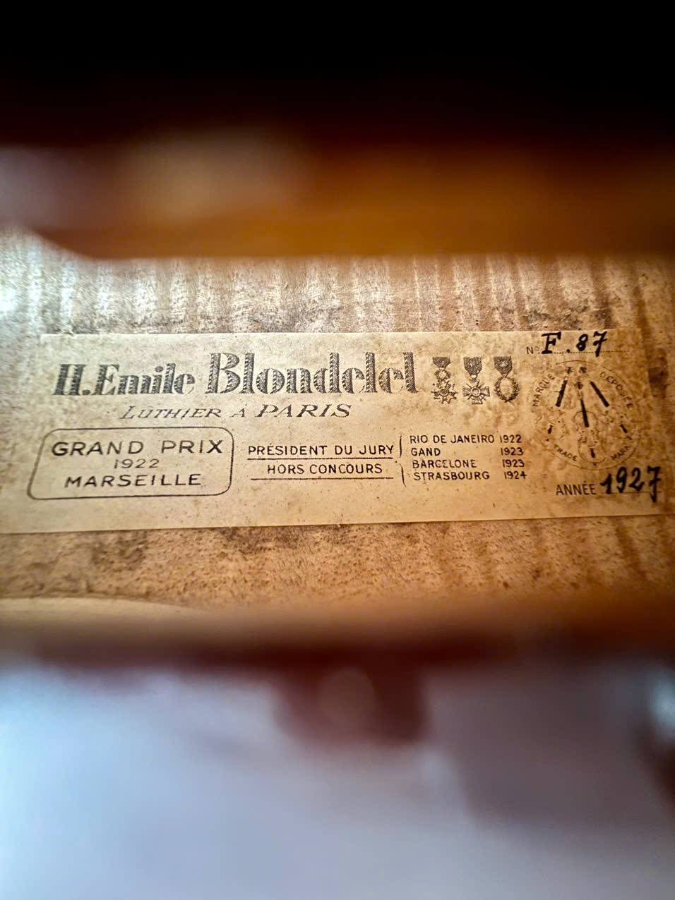 Nhãn bên trong violin Lamy H.Ennile Blondelel với dòng chữ Paris và năm 1927