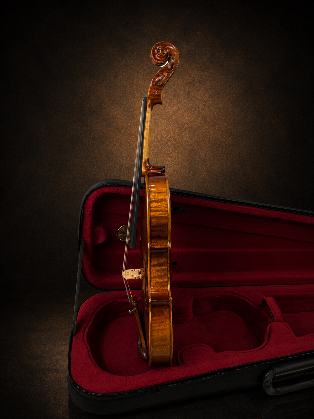 Góc nghiêng hông violin Lamy H.Ennile Blondelel, mặt đàn hướng sang trái