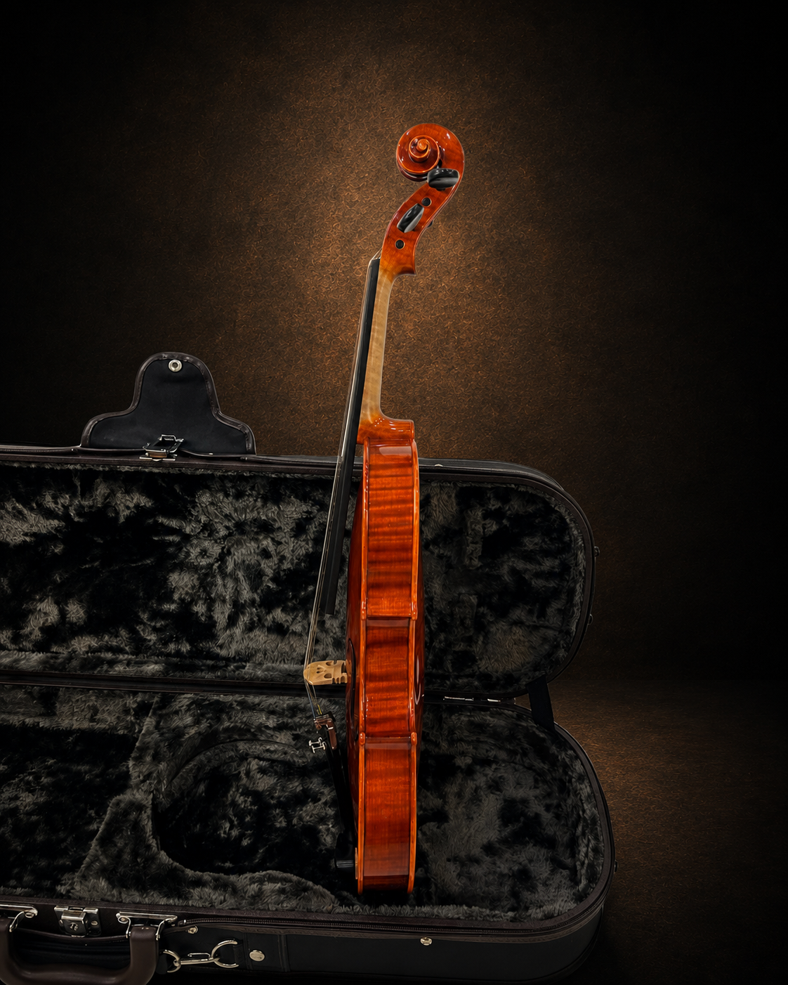 Góc nghiêng hông violin Suzuki No.500 size 4/4, mặt đàn hướng sang trái
