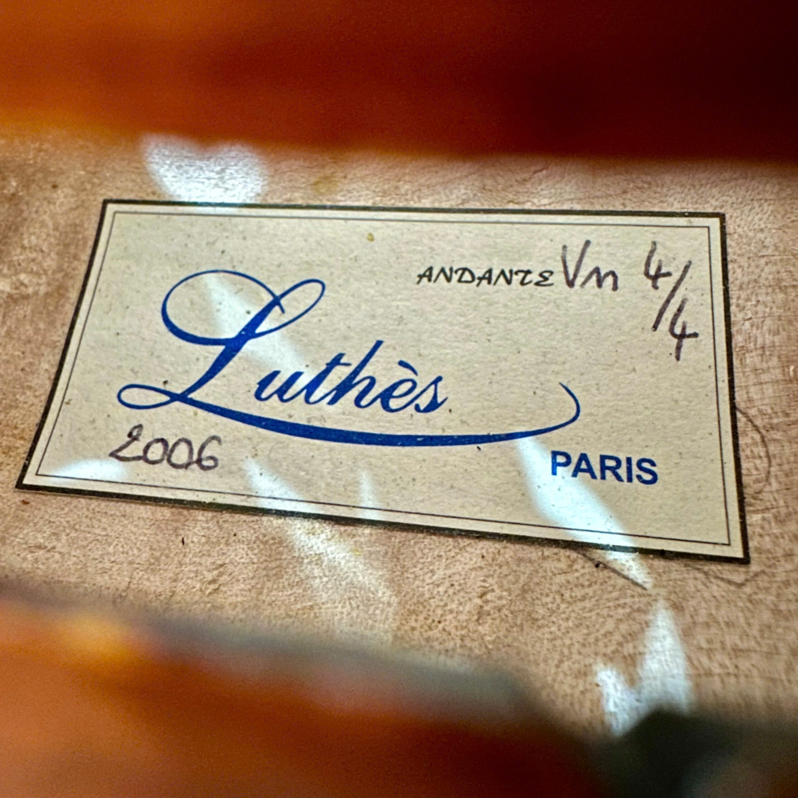 Nhãn trong violin ghi Luthès Paris, Andante, 4/4 và năm 2006