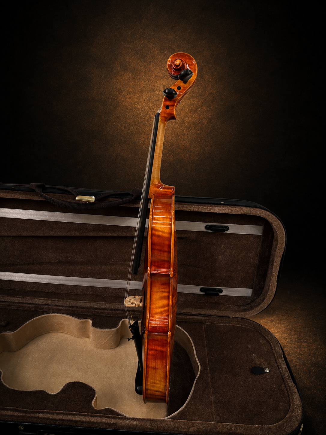 Góc nghiêng hông violin Luthès Andante Paris, mặt đàn hướng sang trái