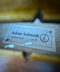 Nhãn trong violin ghi Adam Schmidt, Bubenreuth và năm 2019