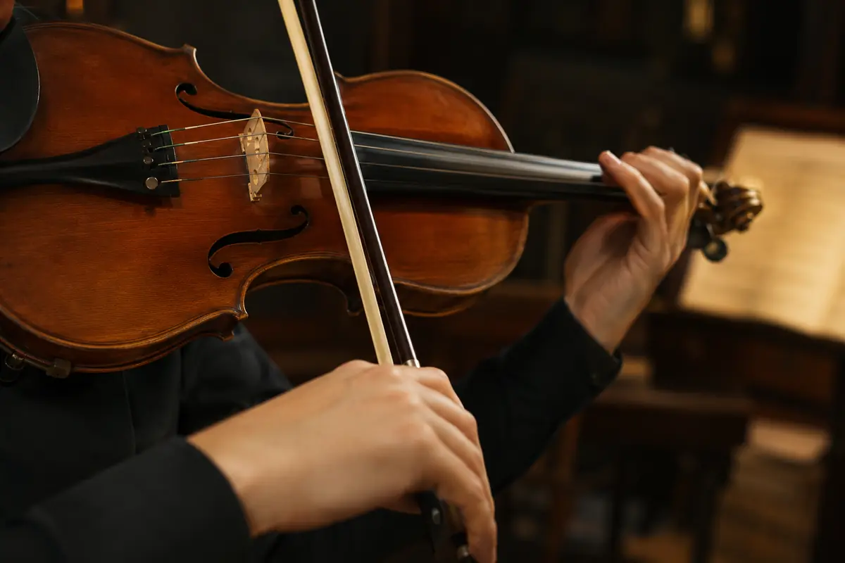 Kiểm tra lượng nhựa thông trên vĩ Violin bằng cách kéo thử